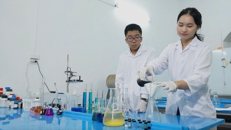 Nhóm học sinh Đỗ Hà Phương, Nguyễn Đức Thái, Trường trung học phổ thông Việt Đức (quận Hoàn Kiếm, Hà Nội) đoạt Giải nhất Cuộc thi nghiên cứu khoa học, kỹ thuật cấp quốc gia.