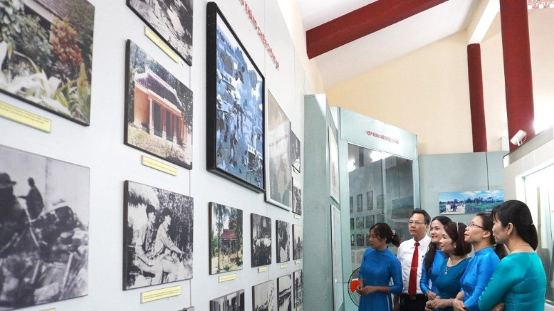 Chi bộ Trường trung học cơ sở Trần Đại Nghĩa (quận Ngũ Hành Sơn, Đà Nẵng) tìm hiểu khu căn cứ cách mạng K20.