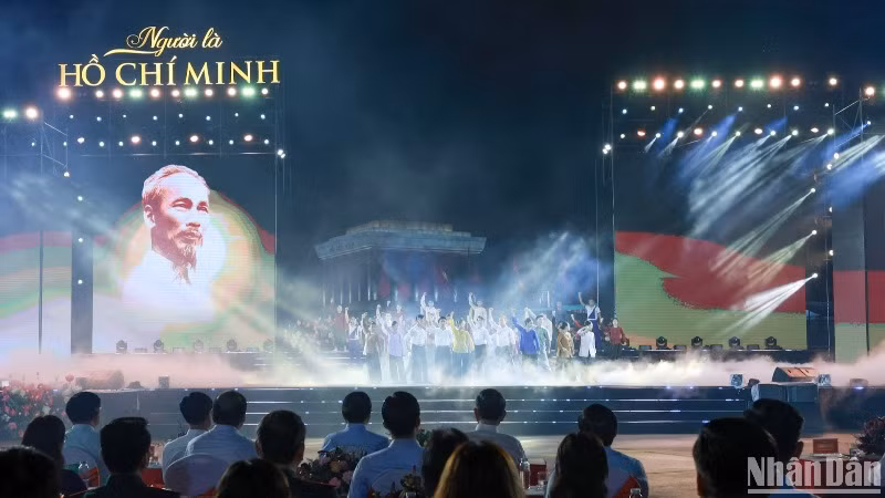 Một tiết mục biểu diễn nghệ thuật tại Chương trình nghệ thuật đặc biệt "Người là Hồ Chí Minh". (Ảnh ĐĂNG ANH-VIẾT CHUNG)