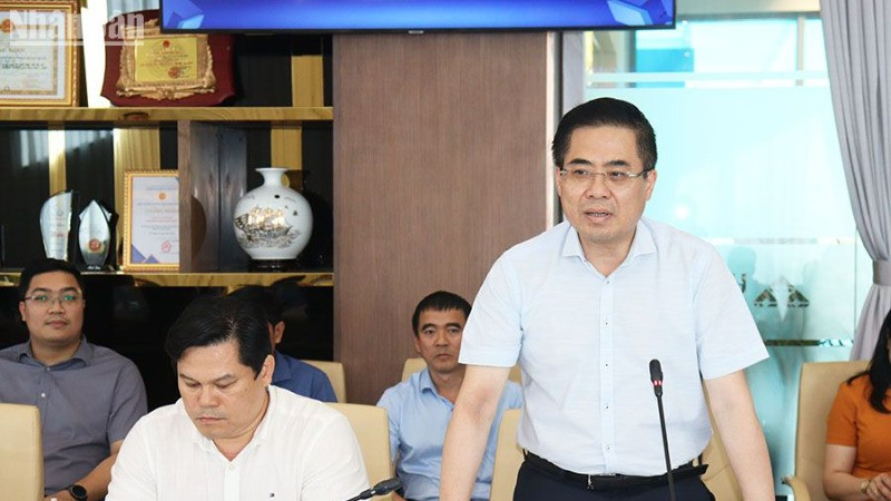 Chủ tịch Ủy ban nhân dân tỉnh Quảng Ngãi Nguyễn Hoàng Giang phát biểu kết luận tại buổi làm việc.