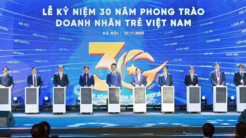 Thủ tướng Phạm Minh Chính (thứ 5 từ phải qua) cùng đại diện Hội Doanh nhân trẻ Việt Nam và các đơn vị liên quan tại Lễ kỷ niệm 30 năm phong trào Doanh nhân trẻ Việt Nam.
