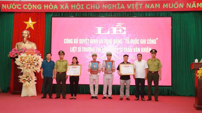 Các đồng chí lãnh đạo tỉnh Hà Giang trao Bằng Tổ quốc ghi công cho gia đình hai chiến sĩ kiểm lâm hy sinh trong khi làm nhiệm vụ.