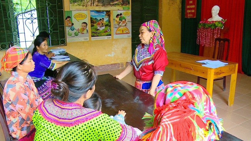 Đồng chí Giàng Thị Chía (người đứng), Bí thư Chi bộ thôn Ngòi Khù (xã Đạo Viện, huyện Yên Sơn, tỉnh Tuyên Quang) trong buổi tuyên truyền, vận động người dân phát triển kinh tế.