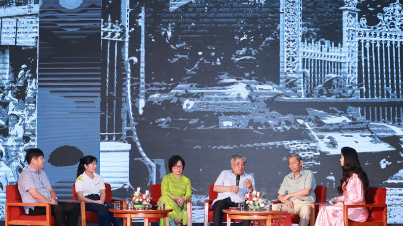 Các nhà báo lão thành chia sẻ về ký ức đầy tự hào. (Ảnh: Hoài Nam/Vietnam+)