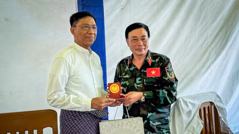 Thiếu tướng Phạm Văn Tỵ trao quà tặng Bộ trưởng Bộ An sinh xã hội, Giảm nhẹ và Tái thiết Myanmar.