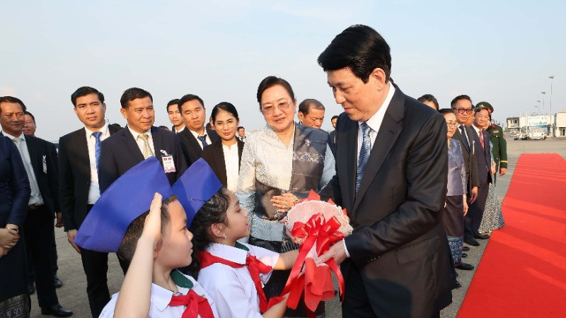 Chủ tịch nước Lương Cường tại sân bay quốc tế Wattay, thủ đô Vientiane, Lào. (Ảnh: Lâm Khánh/TTXVN)