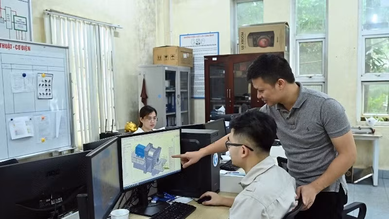 Các kỹ sư Công ty Tomeco (Cụm công nghiệp Ngọc Liệp, Hà Nội) trao đổi về thiết kế mẫu quạt công nghiệp. (Ảnh DUY LINH)