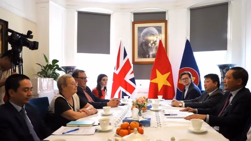 Quang cảnh buổi làm việc giữa Đại sứ Đỗ Minh Hùng với lãnh đạo các đảng Cộng sản Anh. (Ảnh: Phong Hà/TTXVN)