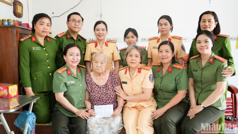 Công an thành phố Cần Thơ đến thăm, tặng quà Mẹ Việt Nam Anh hùng Nguyễn Thị Bình tại phường Thới Bình, quận Ninh Kiều.