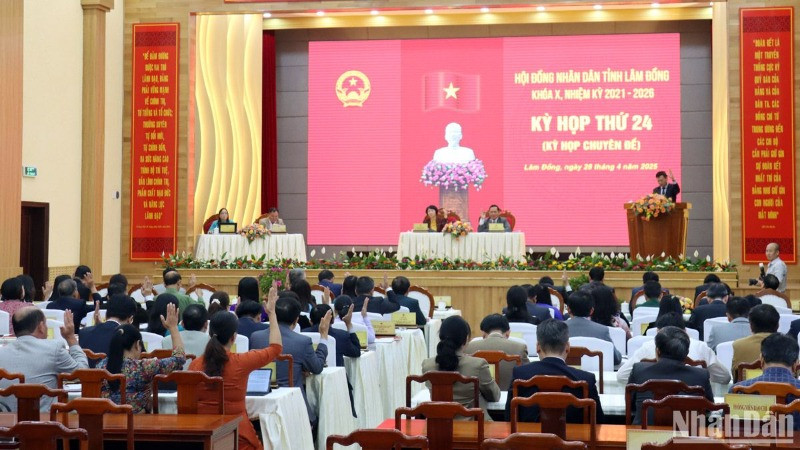 Các đại biểu Hội đồng nhân dân tỉnh Lâm Đồng biểu quyết thông qua nhiều nghị quyết quan trọng tại kỳ họp.