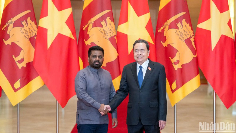 Chủ tịch Quốc hội Trần Thanh Mẫn và Tổng thống Sri Lanka Anura Kumara Dissanayaka. (Ảnh: DUY LINH)