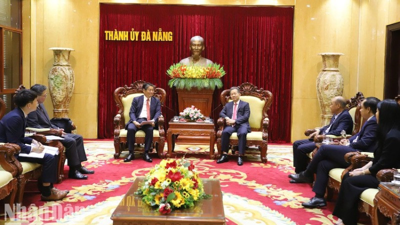 Bí thư Thành ủy Đà Nẵng Nguyễn Văn Quảng và Đại sứ Nhật Bản Ito Naoki trao đổi tại buổi làm việc. (Ảnh: ĐÌNH TĂNG)