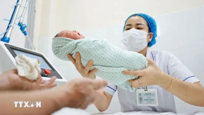 Việc bỏ quy định kỷ luật đảng viên sinh con thứ ba nhằm thích ứng linh hoạt trước những biến động về cơ cấu dân số và yêu cầu phát triển bền vững trong tình hình mới. (Ảnh: MINH QUYẾT/TTXVN)