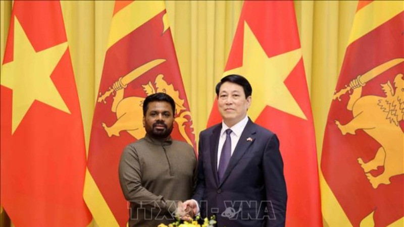 Chủ tịch nước Lương Cường và Tổng thống Sri Lanka Anura Kumara Dissanayaka chụp ảnh chung trước hội đàm. (Ảnh: Lâm Khánh/TTXVN)