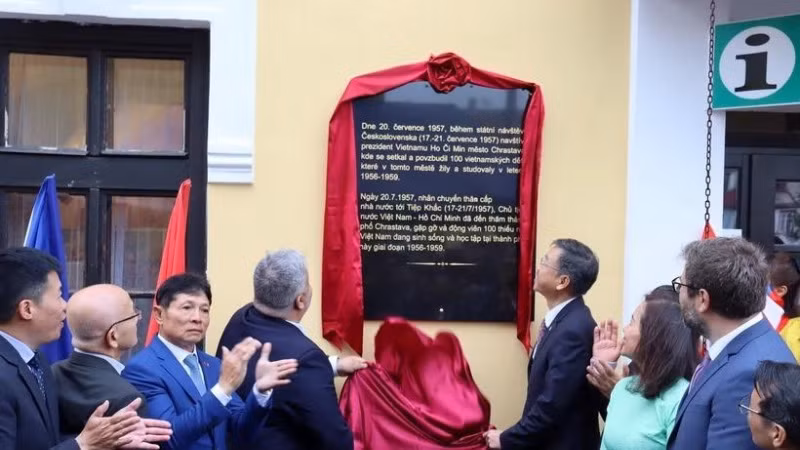 Đại sứ Dương Hoài Nam (bên trái) và ông Michael Canov Thị trưởng Thành phố Chrastava tiến hành nghi thức làm lễ khai trương bia lưu niệm, nơi lưu dấu Chủ tịch Hồ Chí Minh tại thành phố Chrastava, Cộng hòa Séc. (Ảnh: Việt Dũng/TTXVN)