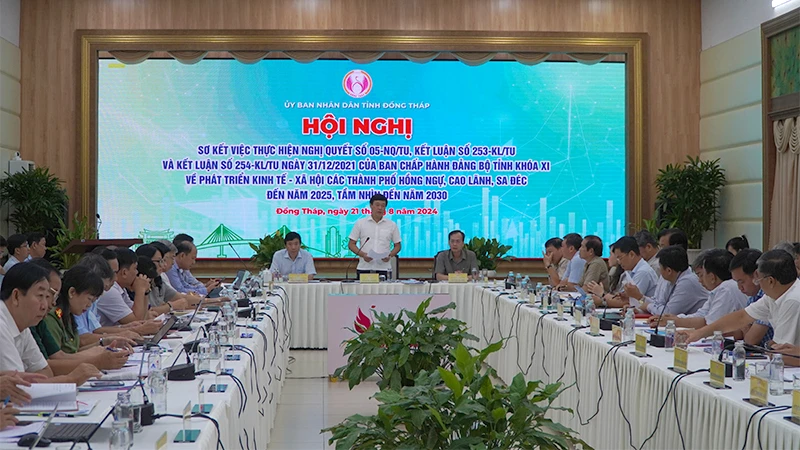 Ủy viên Trung ương Đảng, Bí thư Tỉnh ủy Đồng Tháp Lê Quốc Phong phát biểu tại hội nghị. (Ảnh: HỮU NGHĨA)