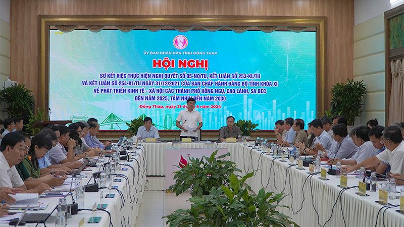 Ủy viên Trung ương Đảng, Bí thư Tỉnh ủy Đồng Tháp Lê Quốc Phong phát biểu tại hội nghị. (Ảnh: HỮU NGHĨA)