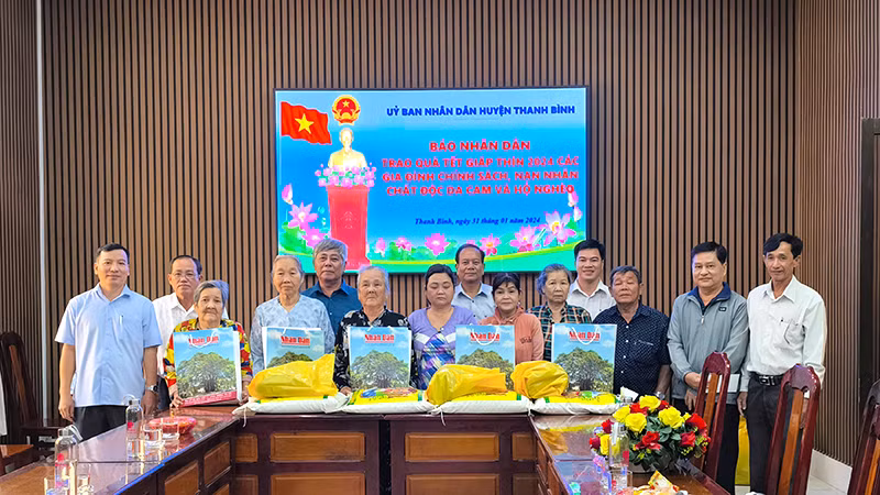 Đại diện Báo Nhân Dân, Sở Lao động-Thương binh và Xã hội tỉnh Đồng Tháp cùng chính quyền địa phương trao tặng quà Tết.