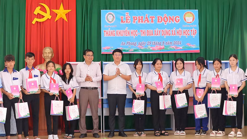 Ủy viên Trung ương Đảng, Bí thư Tỉnh ủy Đồng Tháp Lê Quốc Phong và lãnh đạo huyện Thanh Bình trao học bổng cho học sinh tại buổi lễ.