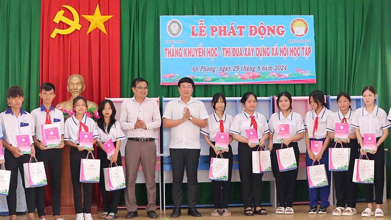 Ủy viên Trung ương Đảng, Bí thư Tỉnh ủy Đồng Tháp Lê Quốc Phong và lãnh đạo huyện Thanh Bình trao học bổng cho học sinh tại buổi lễ.