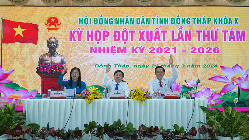 Chủ tọa biểu quyết thông qua nghị quyết tại kỳ họp.