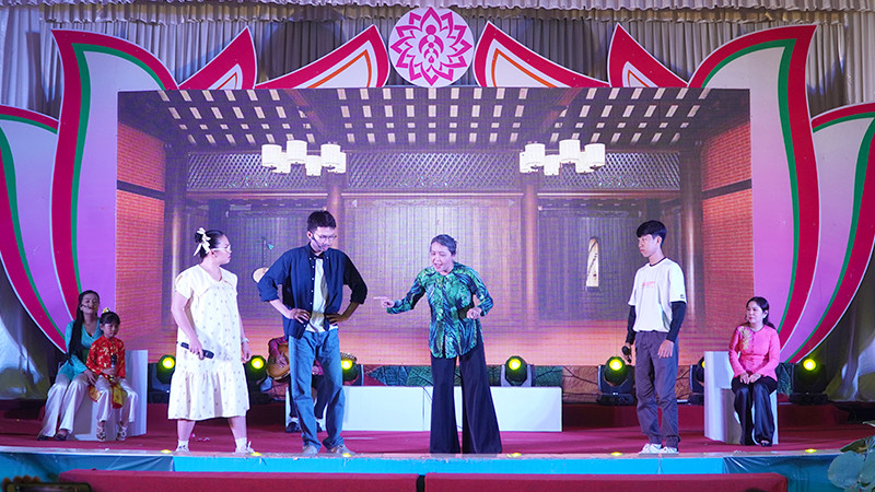 Đơn vị tỉnh Bến tre tham gia phần thi biểu diễn nghệ thuật “Gia đình tài năng”.(Ảnh: HỮU NGHĨA)