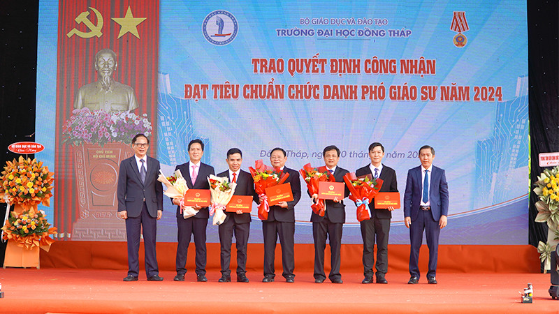 Phó Giáo sư, Tiến sĩ Nguyễn Văn Đệ, Chủ tịch Hội đồng Khoa học và Đào tạo, Phó Chủ tịch Hội đồng chức danh giáo sư cơ sở Trường đại học Đồng Tháp thừa ủy quyền của Chủ tịch Hội đồng giáo sư nhà nước trao Quyết định công nhận đạt tiêu chuẩn chức danh phó giáo sư năm 2024 cho 5 nhà giáo. (Ảnh: HỮU NGHĨA)