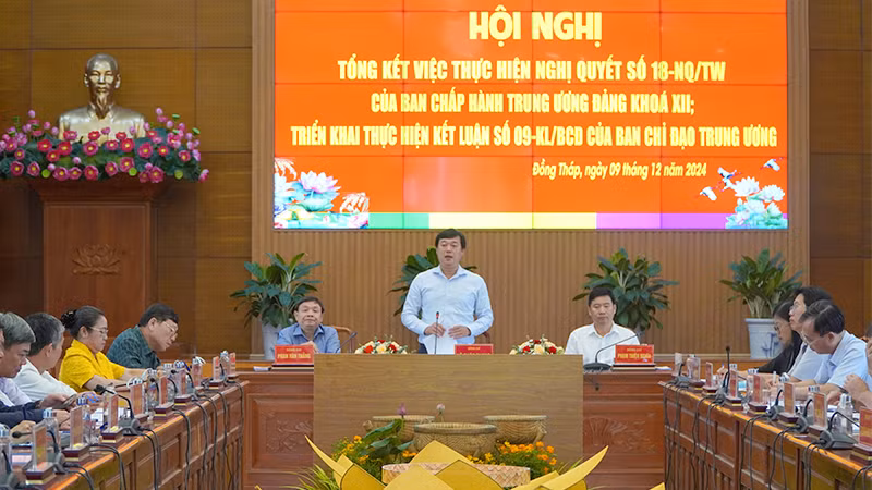 Ủy viên Trung ương Đảng, Bí thư Tỉnh ủy Đồng Tháp Lê Quốc Phong phát biểu tại hội nghị. (Ảnh: HỮU NGHĨA)