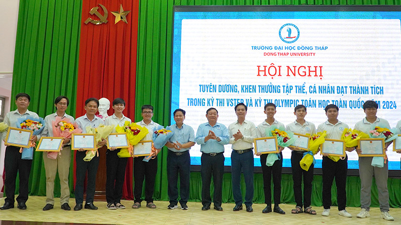Khen thưởng tập thể và cá nhân có đóng góp cho thành tích của đội tuyển Olympic Toán học sinh viên Trường đại học Đồng Tháp.