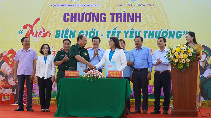 Đại diện Hội Liên hiệp Phụ nữ tỉnh và Bộ Chỉ huy Bộ đội Biên phòng tỉnh Đồng Tháp ký kết phối hợp thực hiện nội dung Chương trình "Xuân biên giới-Tết yêu thương" giai đoạn 2024-2026. (Ảnh: HỮU NGHĨA)