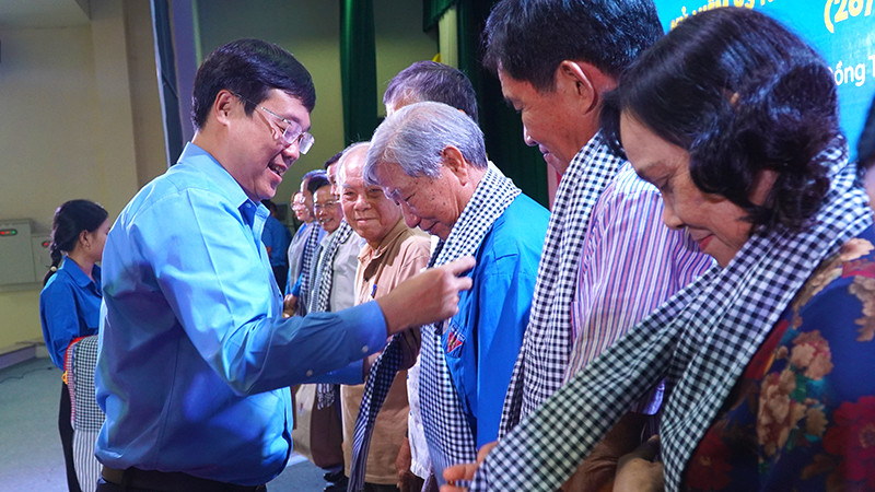 Ủy viên Trung ương Đảng, Bí thư Tỉnh ủy Đồng Tháp Lê Quốc Phong trao quà cho các cựu cán bộ đoàn tỉnh Đồng Tháp qua các thời kỳ. (Ảnh: HỮU NGHĨA)