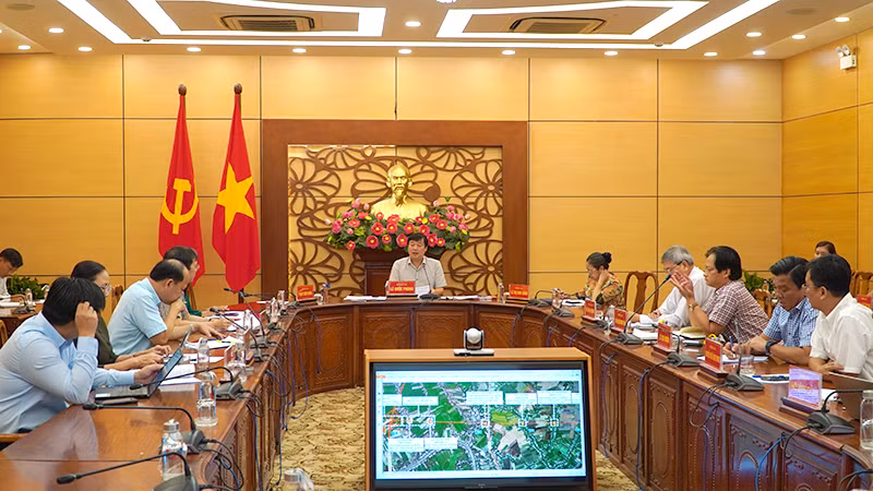 Bí thư Tỉnh ủy Đồng Tháp Lê Quốc Phong chỉ đạo tại buổi làm việc. (Ảnh: HỮU NGHĨA)