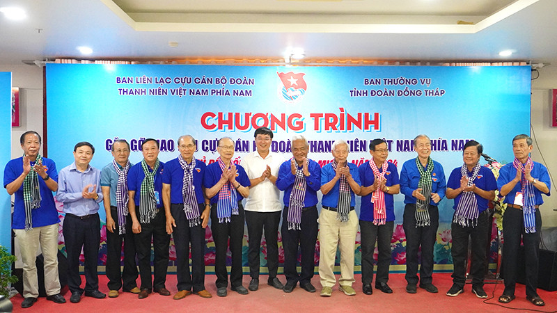 Các thành viên Đoàn công tác của Ban liên lạc Cựu cán bộ Đoàn Thanh niên Việt Nam phía nam nhận quà lưu niệm của lãnh đạo tỉnh Đồng Tháp.