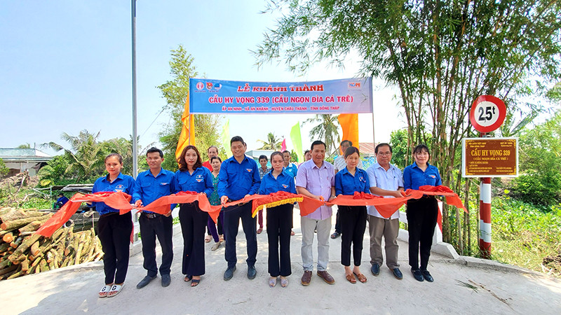 Cắt băng khánh thành cầu tại ấp An Ninh, xã An Khánh, huyện Châu Thành, tỉnh Đồng Tháp.