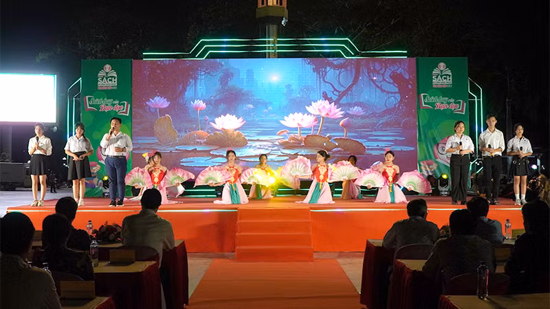 Học sinh Trường Trung học cơ sở Thống Linh, thành phố Cao lãnh biểu diễn tiết mục hát múa chào mừng Ngày sách và văn hóa đọc.