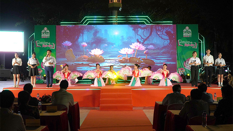 Học sinh Trường Trung học cơ sở Thống Linh, thành phố Cao lãnh biểu diễn tiết mục hát múa chào mừng Ngày sách và văn hóa đọc.