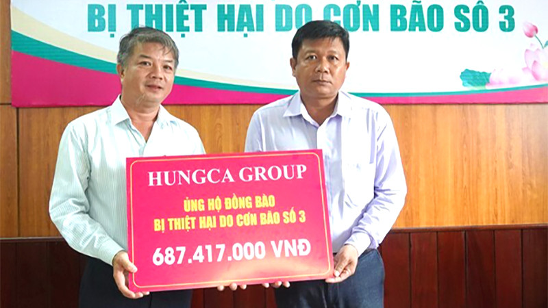 Phó Chủ tịch Thường trực Ủy ban Mặt trận Tổ quốc Việt Nam tỉnh Đồng Tháp Võ Ngọc Thành (bên phải) trong một lần tiếp nhận tiền từ doanh nghiệp ủng hộ đồng bào khắc phục thiệt hại do cơn bão số 3 gây ra.
