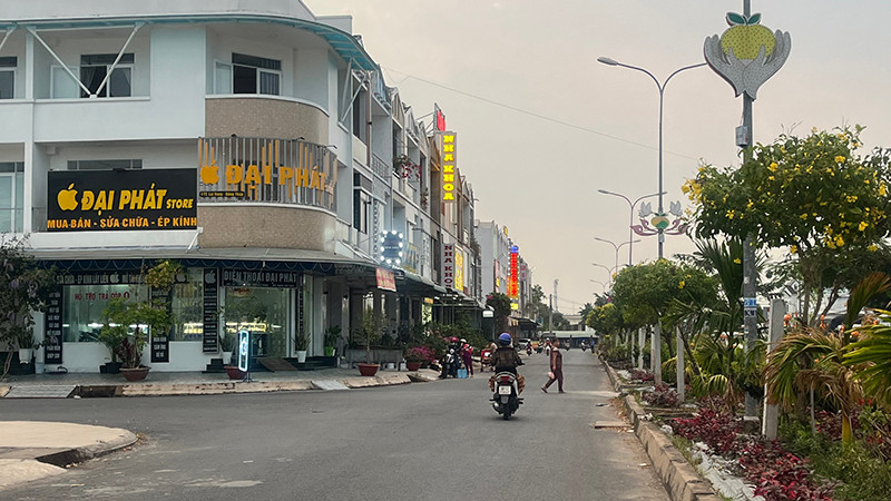 Người dân lưu thông qua lại tại tuyến đường từng bị tổ chức che rạp cưới, chặn hết lối đi. (Ảnh: HỮU NGHĨA)