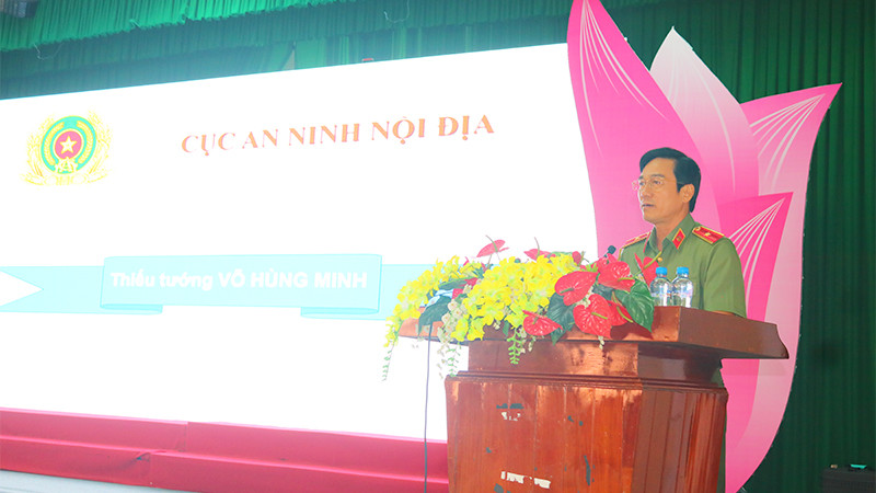 Thiếu tướng Võ Hùng Minh, Phó Cục trưởng Cục An ninh nội địa Bộ Công an báo cáo chuyên đề tại hội nghị.
