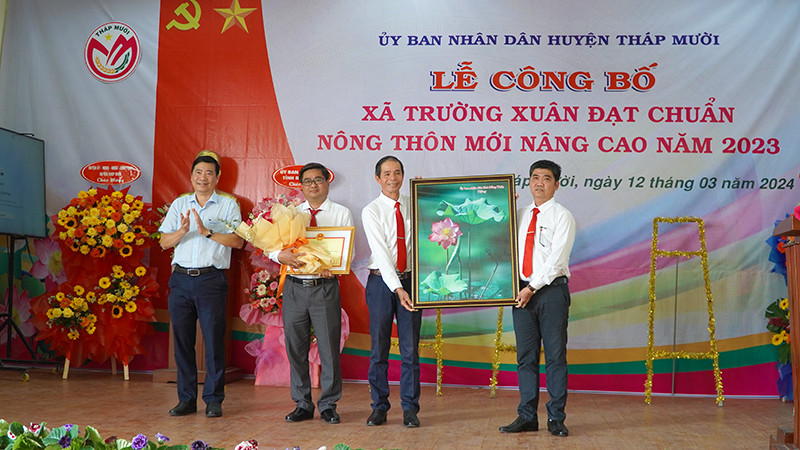 Chủ tịch Ủy ban nhân dân tỉnh Đồng Tháp Phạm Thiện Nghĩa trao quyết định công nhận xã nông thôn mới nâng cao. (Ảnh: HỮU NGHĨA)