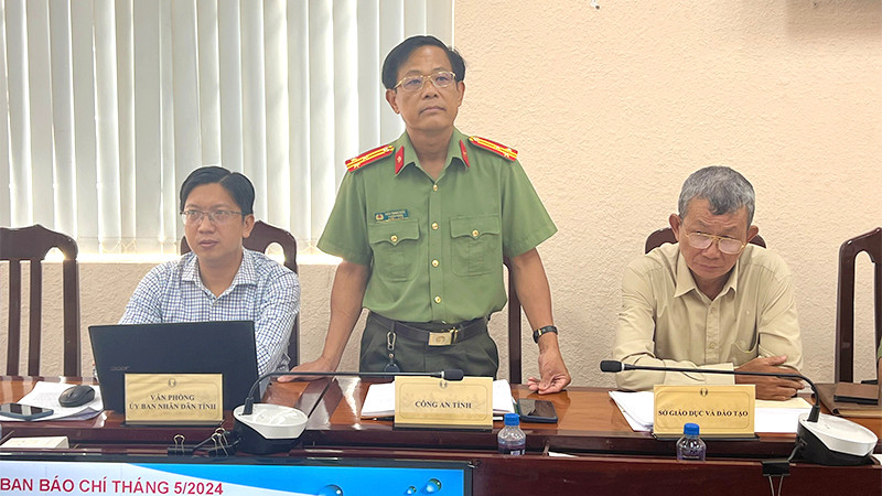 Thượng tá Trần Trung Quốc, Trưởng phòng Tham mưu, Công an tỉnh Đồng Tháp trả lời báo chí. (Ảnh: HỮU NGHĨA)