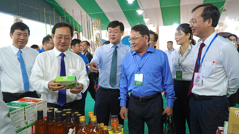 Đại biểu tham quan triển lãm “Sản phẩm khởi nghiệp tiêu biểu và sản phẩm định hướng kinh tế xanh khu vực Đồng bằng sông Cửu Long”. (Ảnh: HỮU NGHĨA)