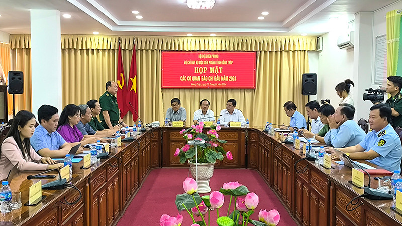 Đại tá Nguyễn Văn Minh, Chính ủy Bộ Chỉ huy Bộ đội Biên phòng tỉnh Đồng Tháp phát biểu tại hội nghị. Ảnh: HỮU NGHĨA