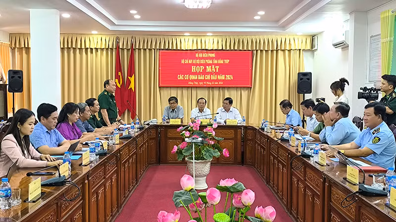 Đại tá Nguyễn Văn Minh, Chính ủy Bộ Chỉ huy Bộ đội Biên phòng tỉnh Đồng Tháp phát biểu tại hội nghị. Ảnh: HỮU NGHĨA