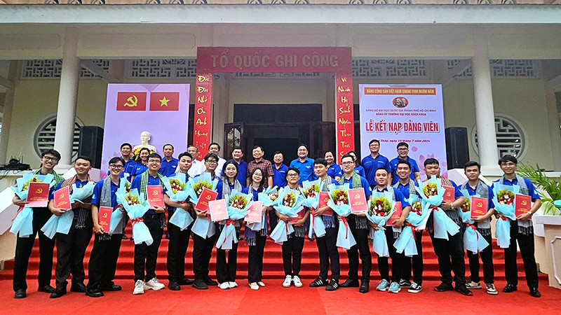 Lễ kết nạp Đảng viên mới là sinh viên tình nguyện "Mùa hè xanh" Trường đại học Bách khoa, Đại học Quốc gia Thành phố Hồ Chí Minh.
