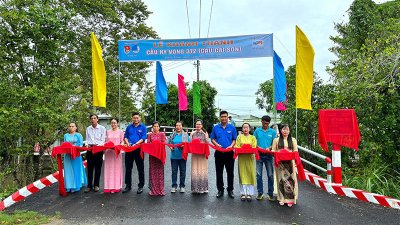 Nghi thức khánh thành cầu Hy Vọng số 372 (cầu Cái Sơn) tại huyện Lai Vung, tỉnh Đồng Tháp.