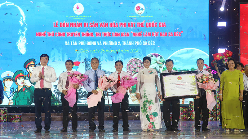 Lãnh đạo thành phố Sa Đéc nhận chứng nhận Di sản Văn hóa phi vật thể Quốc gia Nghề thủ công truyền thống, Tri thức dân gian “Nghề làm bột gạo Sa Đéc”.