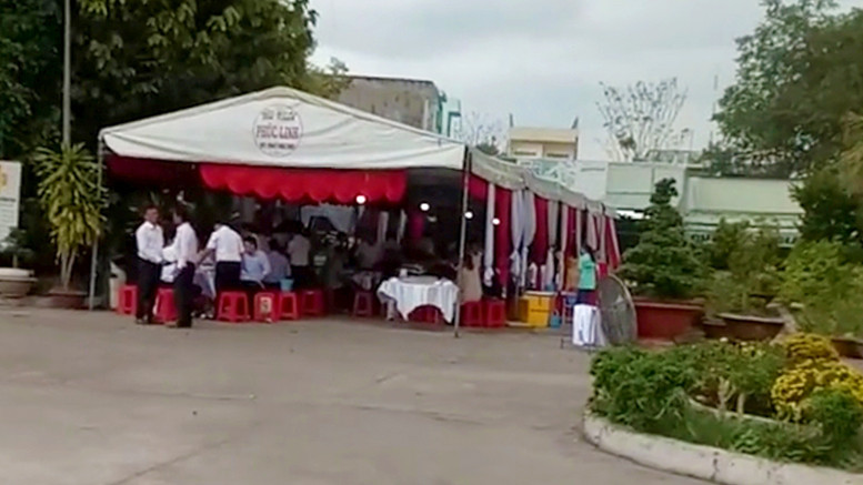 Thông tin được đăng trên mạng xã hội về việc bệnh viện tổ chức hát karaoke tại bệnh viện, khiến nhiều người hiểu lầm là tổ chức tại khu điều trị. (Ảnh cắt từ clip)