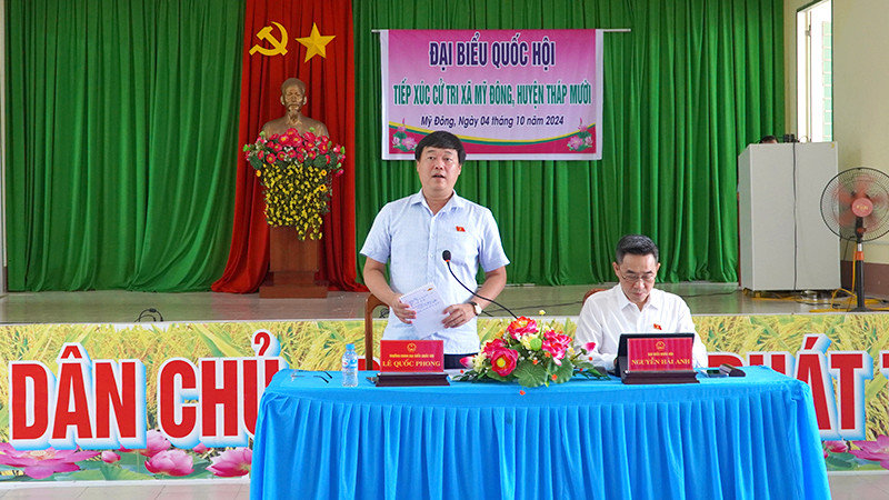 Bí thư Tỉnh ủy Đồng Tháp Lê Quốc Phong trả lời ý kiến cử tri. (Ảnh: HỮU NGHĨA)