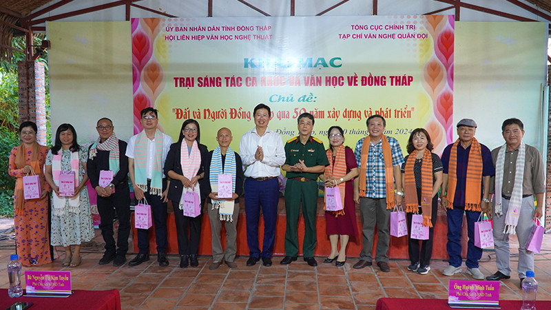 Ban tổ chức trao tặng các trại viên chiếc khăn choàng của Làng nghề Long Khánh, huyện Hồng Ngự, tỉnh Đồng Tháp. Ảnh: HỮU NGHĨA